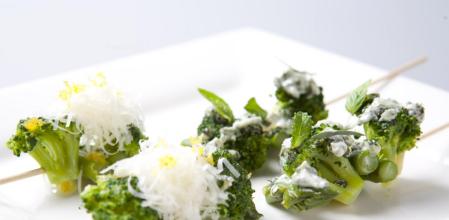 Brochetas de espárragos y brócoli, una receta saludable que ayuda a prevenir la osteoporosis