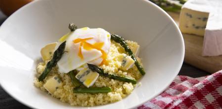 Prepara esta suculenta receta de cuscús con espárragos, huevo y queso azul