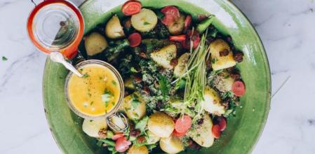 Prepara esta ensalada primaveral de patata con espárragos y judías verdes tan sencilla
