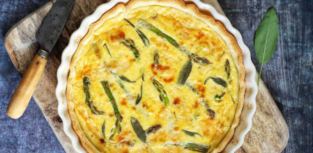 Prueba esta fácil y ligera receta de quiche de espárragos verdes