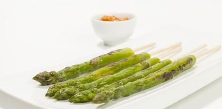 La receta de brochetas de espárragos con salsa romesco más sencilla