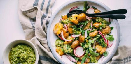 Ensalada primavera de patatas crunchy con pesto de guisantes: cómo preparar esta sabrosa receta