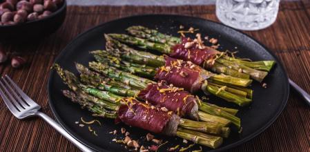 La receta más rápida de espárragos verdes con jamón en el microondas