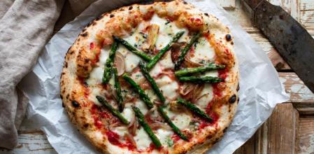 La receta de esta original pizza de espárragos