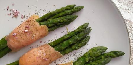 Receta de espárragos con trucha ahumada