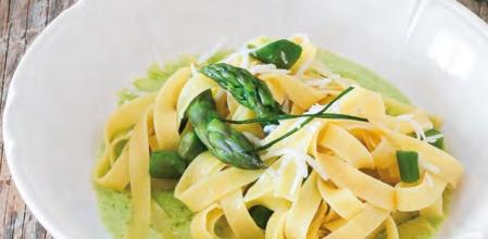 Cómo prepara esta deliciosa tagliatelle con crema de cebollino y espárragos