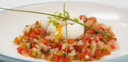 Así se prepara un sofrito de verduras con huevo poché