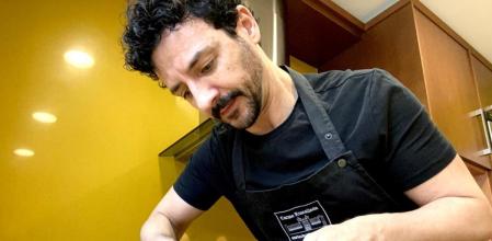 Los chefs cocinan en casa: el cake de chocolate y nueces de Raül Balam