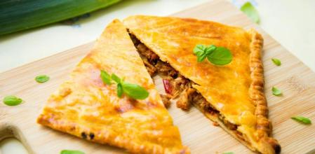 Improvisa cualquier comida con una deliciosa empanada de atún y pimientos