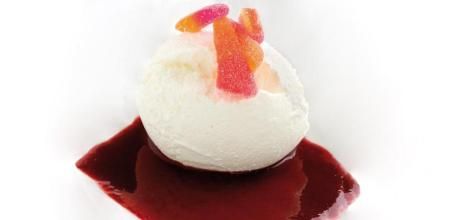 Cómo preparar este cremoso yogur con salsa de frutos rojos y gominolas