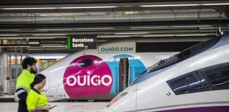 ESTACIÓN DE SANTS. DIFERENTES EMPRESAS DE TRENES DE ALTA VELOCIDAD EN LAS ANDANAS DE LA ESTACION DE SANTS. LOCOMOTORAS DE OUIGO Y AVE