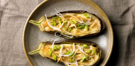 La receta express de berenjena con salsa de miso, azafrán y pera al microondas