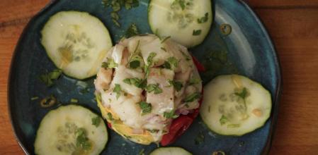 Prepara este refrescante cebiche de merluza con aguacate