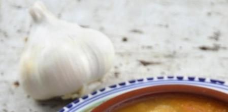 Una receta rápida para combatir el frío: sopa de ajo