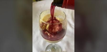 Los adeptos a esta tendencia rellenan de vino hasta la mitad una copa con bolas de helado.