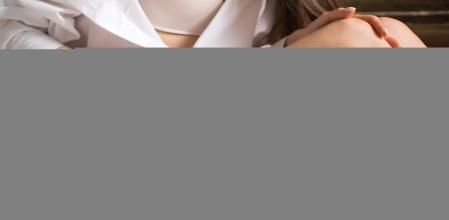 Una persona aplicándose crema anticelulítica en las piernas.