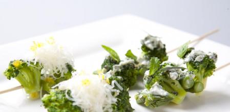 Brochetas de espárragos verdes y brócoli