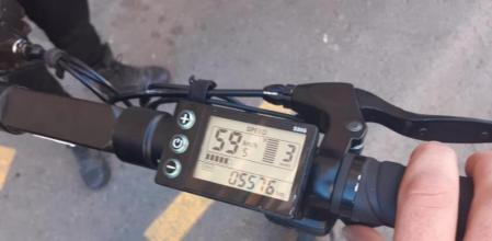 Este patinete eléctrico puede alcanzar una velocidad punta de 59 km/h, más del doble de la máxima permitida&nbsp;