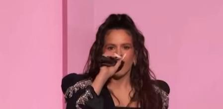 Rosalía aceptando el galardón en los premios Billboard.