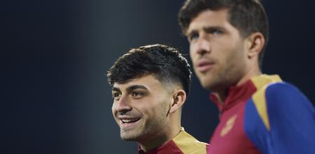 Los jugadores del FC Barcelona Pedri (y) y Sergi Roberto (d) durante un entrenamiento el pasado mes de enero