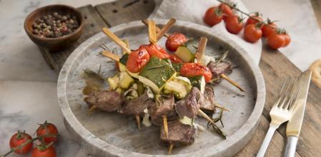 Prepara estas brochetas de cordero y mozzarella al horno para una cena completa