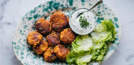 Cakes de boniato y zanahoria con crema agria vegana, una receta sencilla y saludable