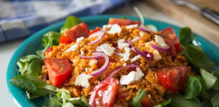 Una receta de ensalada de bulgur y queso feta en menos de 15 minutos