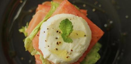 Receta de milhojas de sandía, mozzarella y jamón, una combinación exquisita