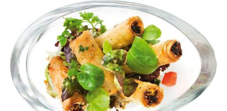 Prepara esta ensalada con rollitos de verdura y salsa oriental