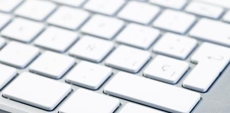 Plano detalle de un teclado sin cables.