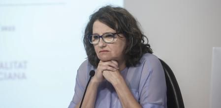 La vicepresidenta de la Generalitat Valenciana y portavoz del Consell, Mónica Oltra, durante una comparecencia tras la reunión del Pleno del Consell, en el Palau del Marqués de Castellfort, a 17 de junio de 2022, en Valencia, Comunidad Valenciana (España). Durante su comparecencia, Oltra ha descartado dimitir tras su imputación por el presunto encubrimiento de los abusos de su exmarido a una menor tutelada, de 14 años, entre los años 2016 y 2017. Su declaración se produce un día después de conocer su imputación por la que declarará el próximo 6 de julio. 17 JUNIO 2022;OLTRA;ENCUBRIMIENTO;ABUSO;IMPUTADA Rober Solsona / Europa Press 17/06/2022
