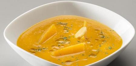Así se prepara una crema de calabaza, naranja y jengibre
