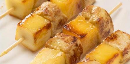 Pincho de pollo y manzana para controlar la alteración intestinal