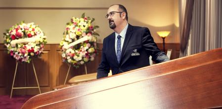 Carlos Areces, un trabajador con ganas de ascender a director de la funeraria Torregrosa