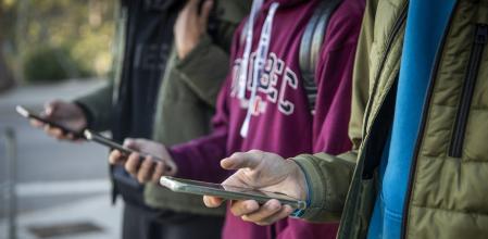 08 - 11 - 2023 / Barcelona / Adolescentes de 15 años con móviles / Foto: Llibert Teixidó