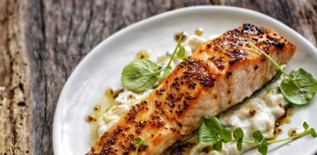 Atrévete a preparar un crujiente salmón con crema de judías y rúcula