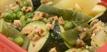 Prepara estas saludables verduras al microondas con vinagreta de frutos secos