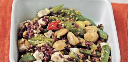 Disfruta de este sabroso arroz negro con habas y judías verdes