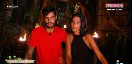 Jorge Javier Vázquez revela a Claudia Martínez y Mario González el resultado de la prueba de embarazo en 'Supervivientes'