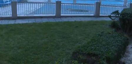 Urbanización en la calle Illescas 48, en Aluche, dónde se precipitó el niño