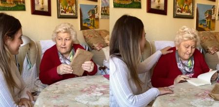 Miriam Jiménez le muestra a su abuela su primer libro