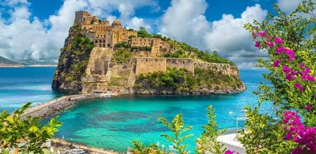 Castillo Aragonés en la isla de Isquia, Italia.