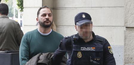 SEVILLA, 15/03/2024.- El sobrino de María del Monte, Antonio Tejado, en prisión preventiva por su presunta relación con el robo en la vivienda de la cantante el pasado agosto, a su llegada este viernes a los juzgados Prado San Sebastián de Sevilla para declarar ante el juez que instruye su caso. EFE/José Manuel Vidal
