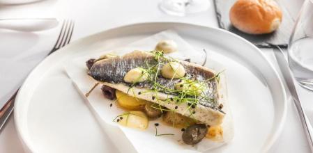 Lubina a la donostiarra: una receta fácil con un sabor maravilloso