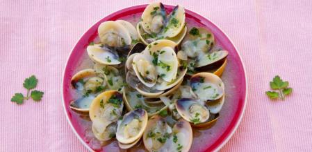 Disfruta de unas exquisitas almejas a la marinera
