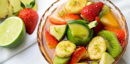 Receta fácil de macedonia de frutas con lima y jengibre