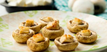 Champiñones con queso feta al horno, una receta fácil y deliciosa