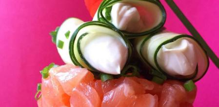 Aprende a preparar este tartar de salmón con helado de gorgonzola