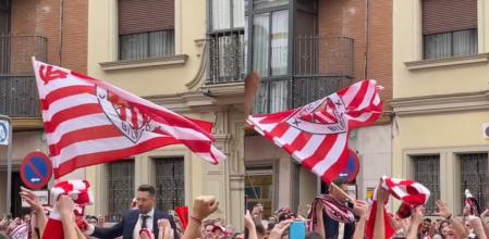 La pareja fue sorprendida por la afición.