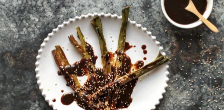 La receta de puerros con salsa de miso que te hará amar esta verdura